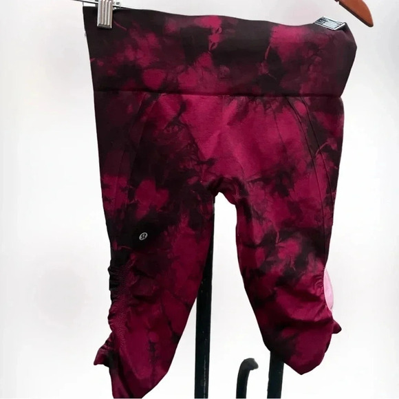 Lululemon athletica leggings in the flow crop II Capri wine berry tie dye size 6 - Picture 3 of 5